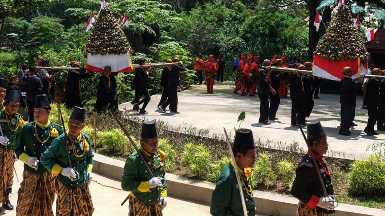 Pemerintah akan mempelajari usulan penetapan Surakarta sebagai daerah istimewa, mempertimbangkan aspek legalitas dan peraturan yang berlaku.