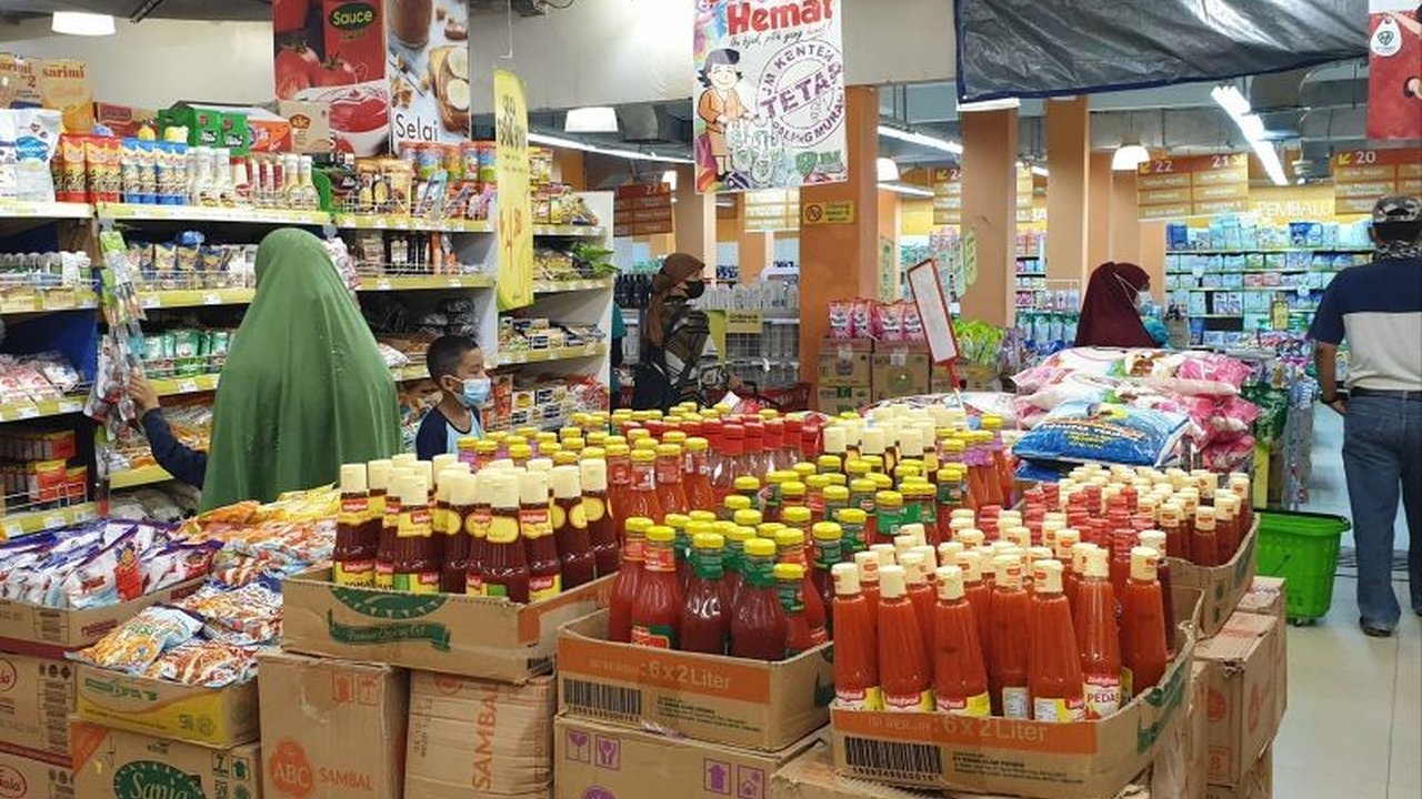 Yayasan Lembaga Konsumen (YLK) Sumatera Selatan mendesak pemerintah kabupaten/kota untuk membersihkan produk berlabel halal yang mengandung babi dari pasaran setelah ditemukannya beberapa produk tersebut di sejumlah pasar swalayan.