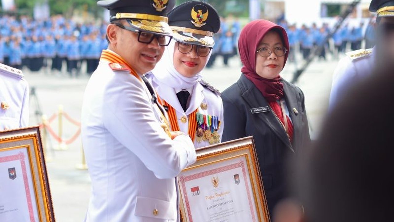 Kabupaten Banyuwangi, Jawa Timur, berhasil meraih status 'Kinerja Tinggi' dari Kementerian Dalam Negeri berkat keberhasilannya dalam berbagai program pembangunan, terutama pengentasan kemiskinan.