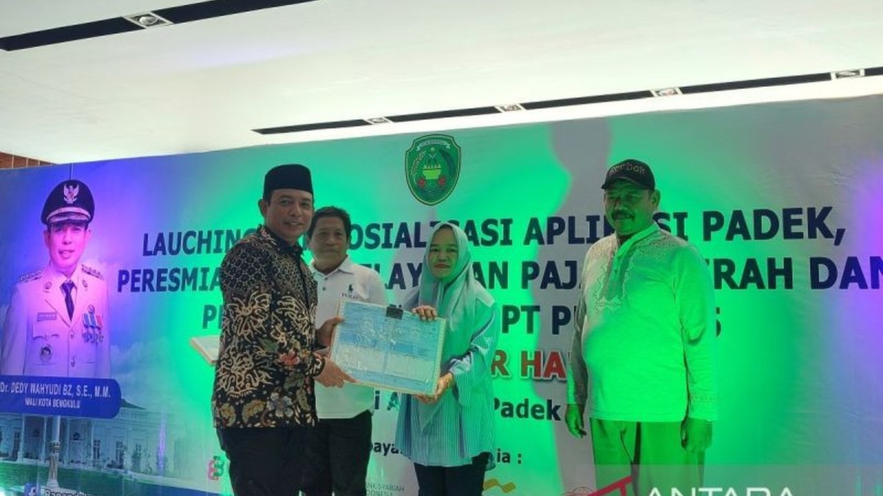 Pemerintah Kota Bengkulu memberikan insentif Rp5 juta kepada Ketua RT yang berhasil mendorong warganya melunasi Pajak Bumi dan Bangunan (PBB) tepat waktu, memanfaatkan aplikasi PADEK untuk kemudahan pembayaran.