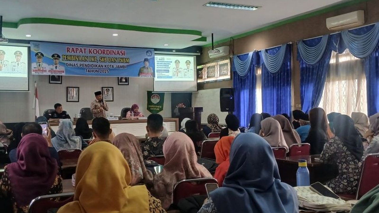 Pemerintah Kota Jambi memaksimalkan Lembaga Kursus dan Pelatihan (LKP) untuk meningkatkan keterampilan tenaga kerja dan mengurangi angka pengangguran, berkolaborasi dengan SKB dan PKBM dalam program pelatihan.
