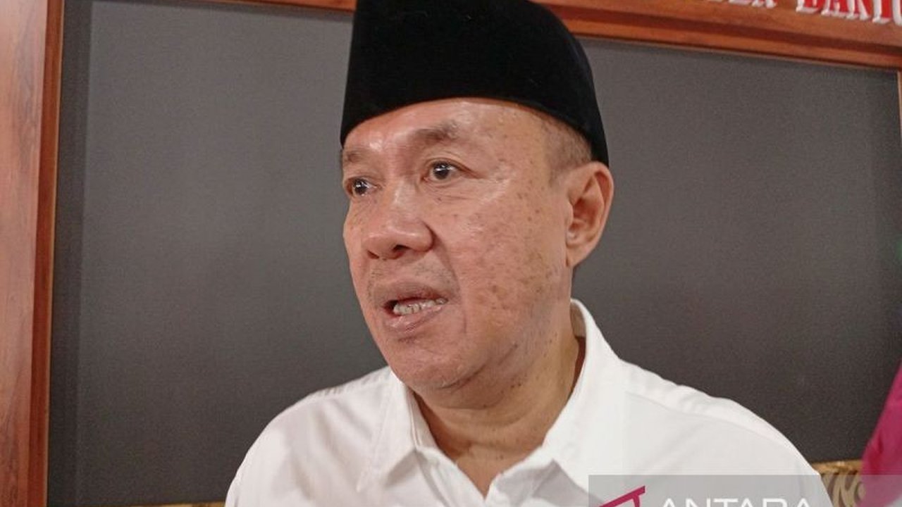 Keberadaan pedagang kaki lima (PKL) di trotoar Banyumas, khususnya sekitar Menara Pandang Teratai, dikhawatirkan Bupati Sadewo Tri Lastiono akan menurunkan jumlah kunjungan wisatawan.