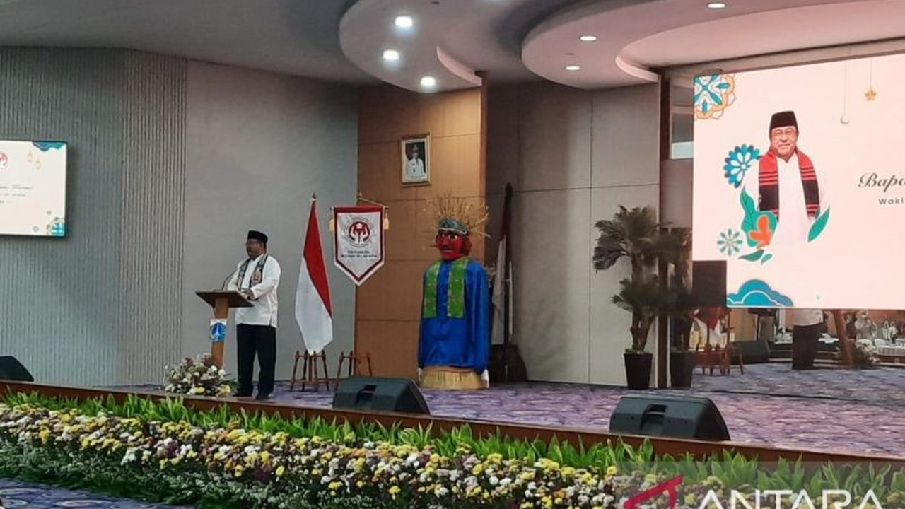 Wagub DKI Jakarta, Rano Karno, mengusulkan pembangunan pusat oleh-oleh di kawasan Monas untuk mendorong pertumbuhan UMKM dan meningkatkan daya saing produk lokal Jakarta.