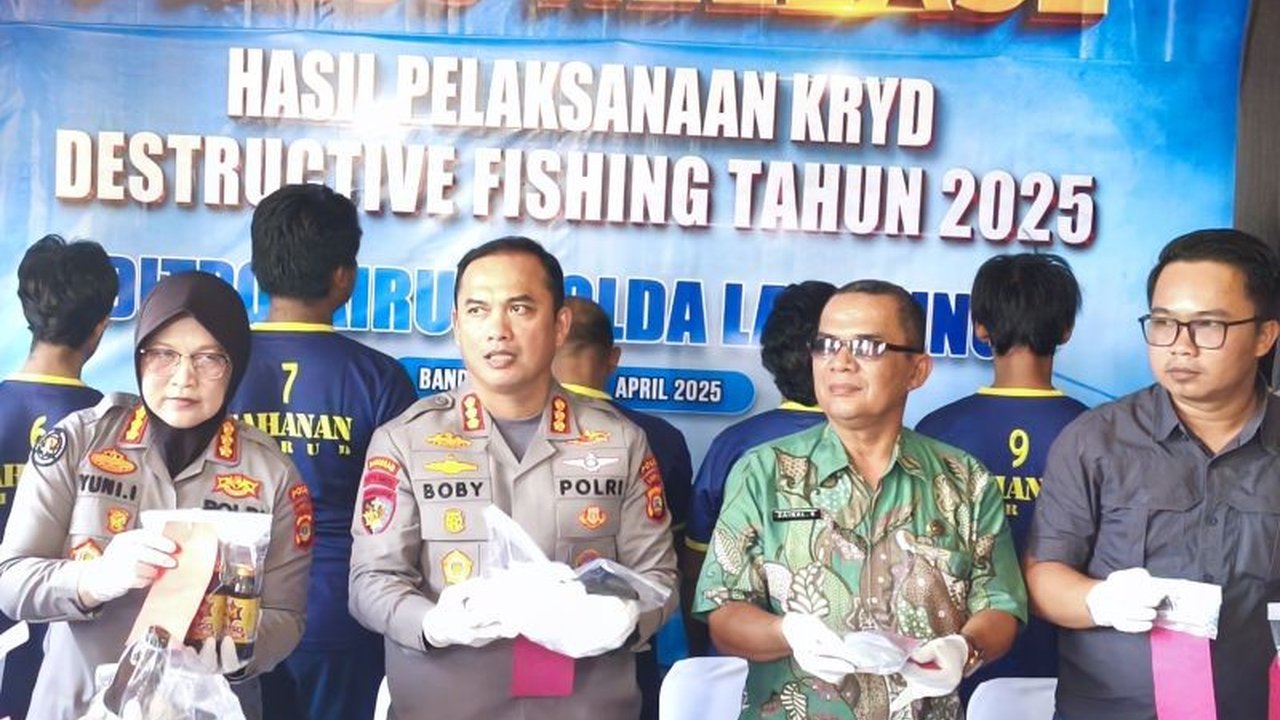 Polda Lampung berhasil mengungkap tujuh kasus destructive fishing sepanjang 2025, dengan modus penggunaan bom, setrum, dan alat tangkap ilegal, guna melindungi keanekaragaman hayati laut Lampung.