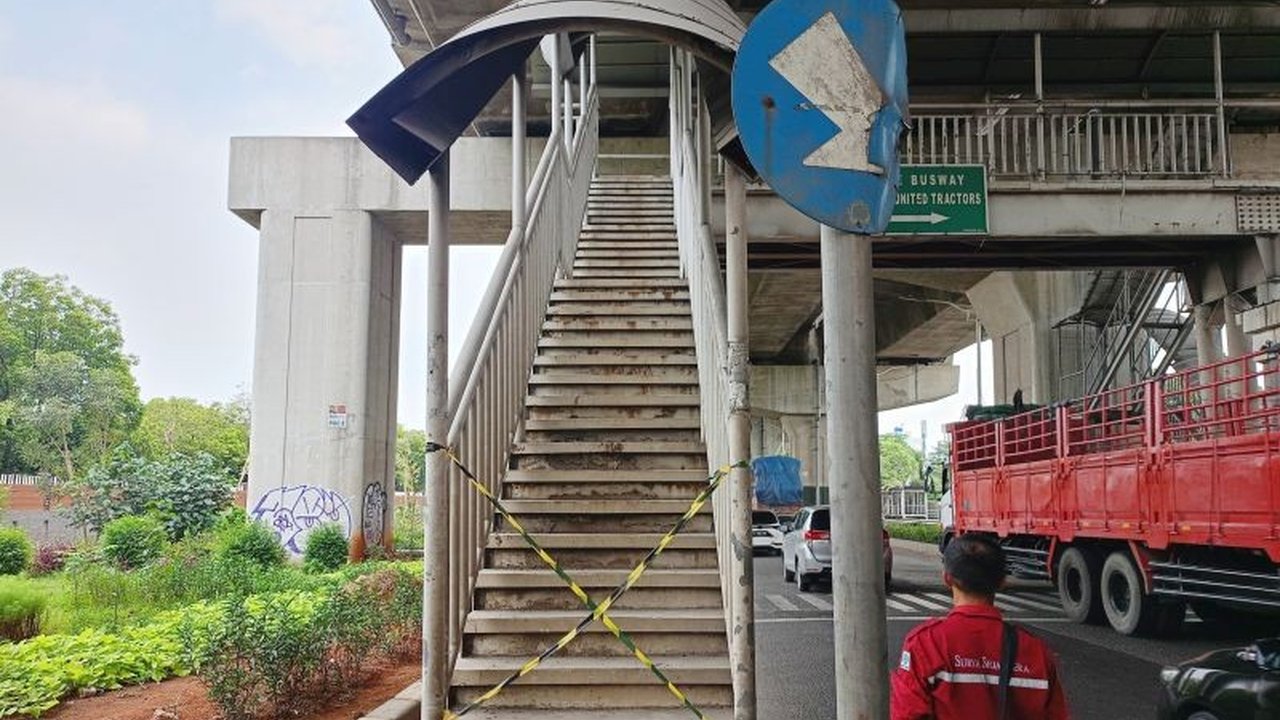 Pemasangan garis keamanan di halte dan JPO rusak di Jalan Raya Bekasi, Cakung, Jakarta Timur, guna mencegah kecelakaan akibat kondisi infrastruktur yang membahayakan.