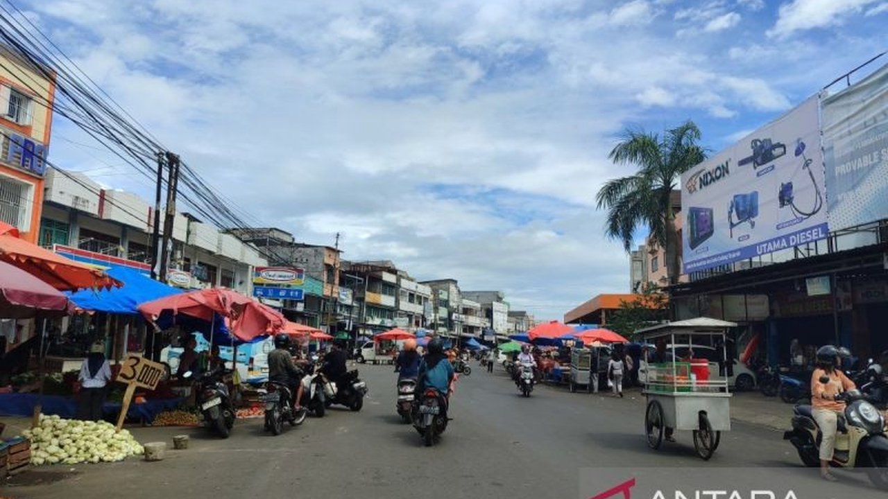 Pemkot Bengkulu giat tertibkan PKL yang berjualan di trotoar Pasar Panorama dan Pasar Minggu demi kenyamanan dan ketertiban umum, meskipun ada pedagang yang tetap membandel.