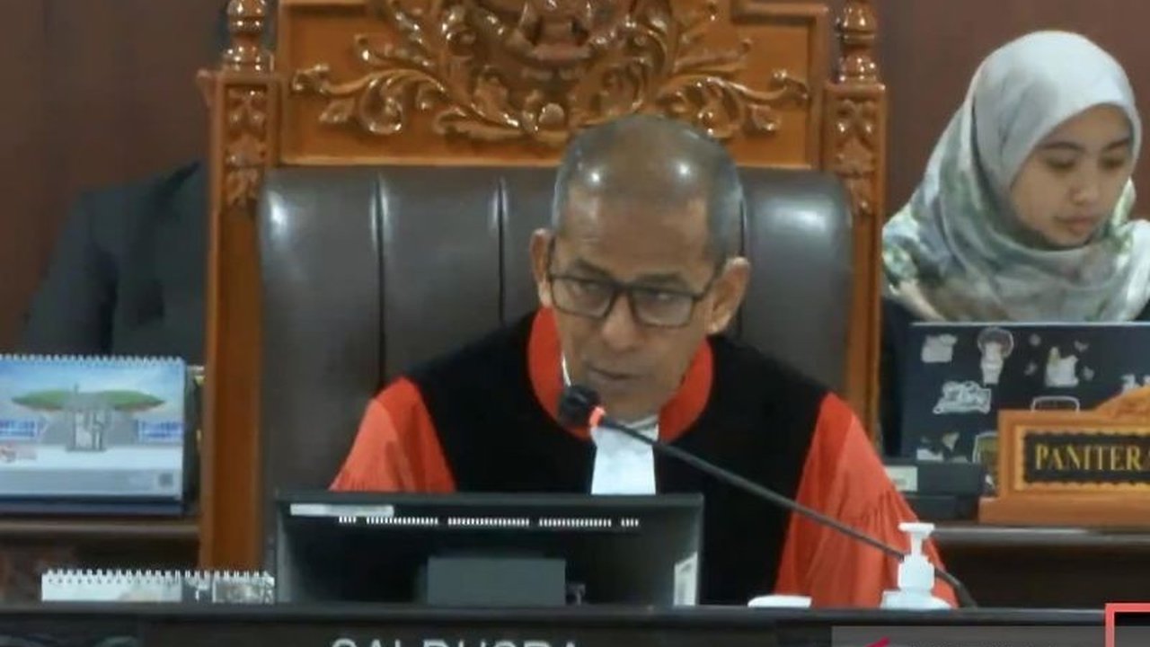 Wakil Ketua MK Saldi Isra mempertanyakan kejanggalan petahana Pilkada Banggai yang tak cuti sebelum PSU, memicu pertanyaan atas aturan KPU.