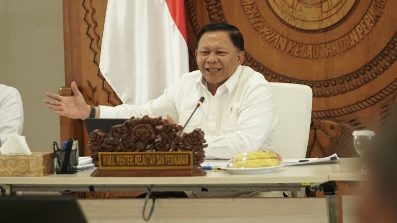 Wakil Menteri Kelautan dan Perikanan (Wamen KP) mendorong Koperasi Desa/Kelurahan Merah Putih sebagai solusi untuk meningkatkan perekonomian masyarakat pesisir Indonesia, sesuai arahan Presiden.