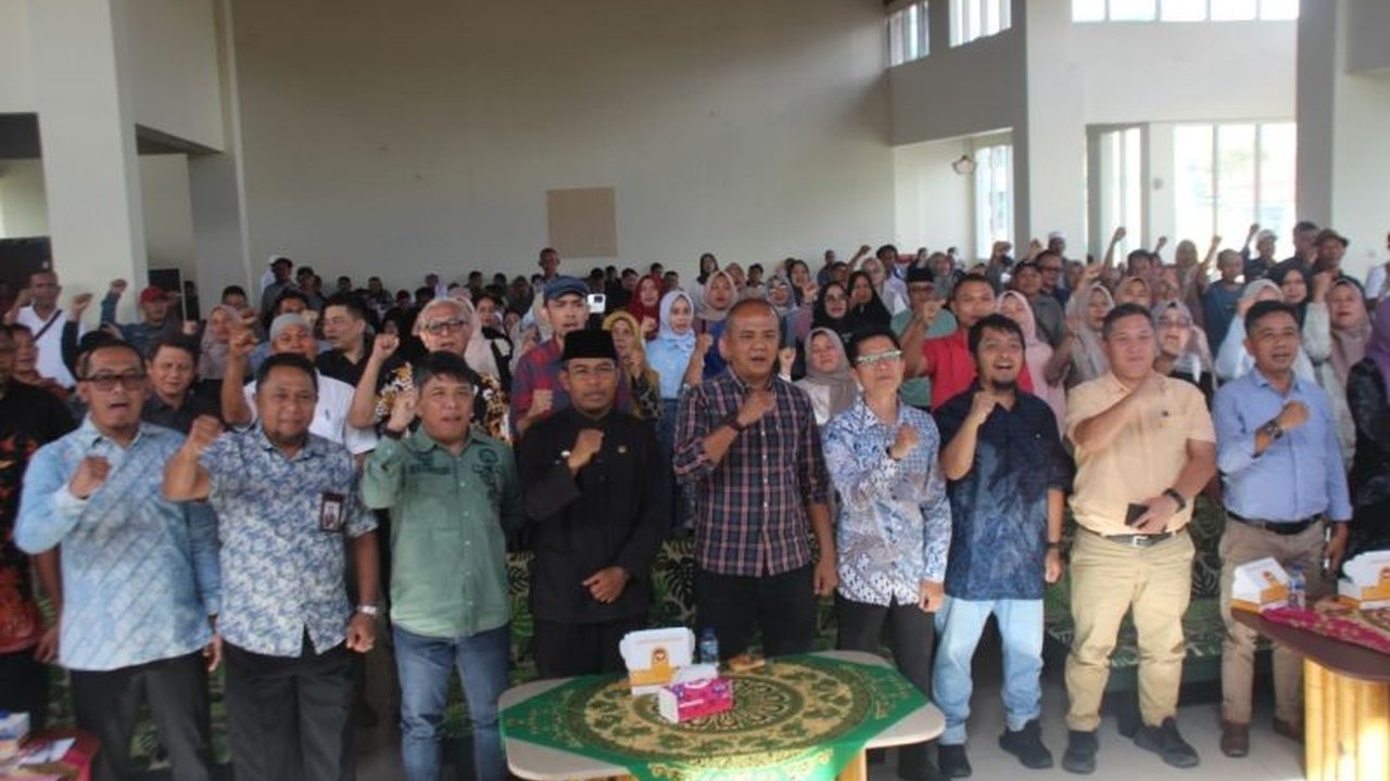PT Pupuk Indonesia (Persero) memberikan edukasi dan sosialisasi tertib administrasi penyaluran pupuk bersubsidi kepada ratusan pengusaha kios pupuk di Sumatera Barat untuk memastikan pupuk tepat sasaran.