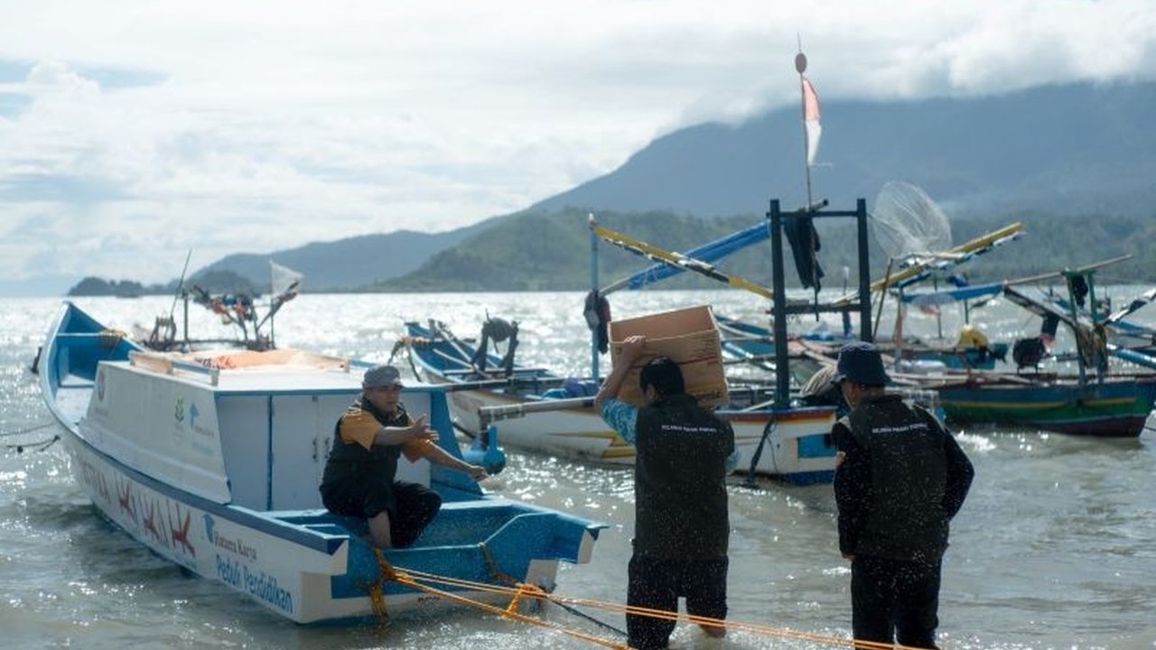 Hutama Karya meluncurkan program 'Gerakan Perahu Literasi' untuk meningkatkan akses pendidikan di pulau-pulau terpencil Lampung dan Banten, sebagai bentuk komitmen TJSL.