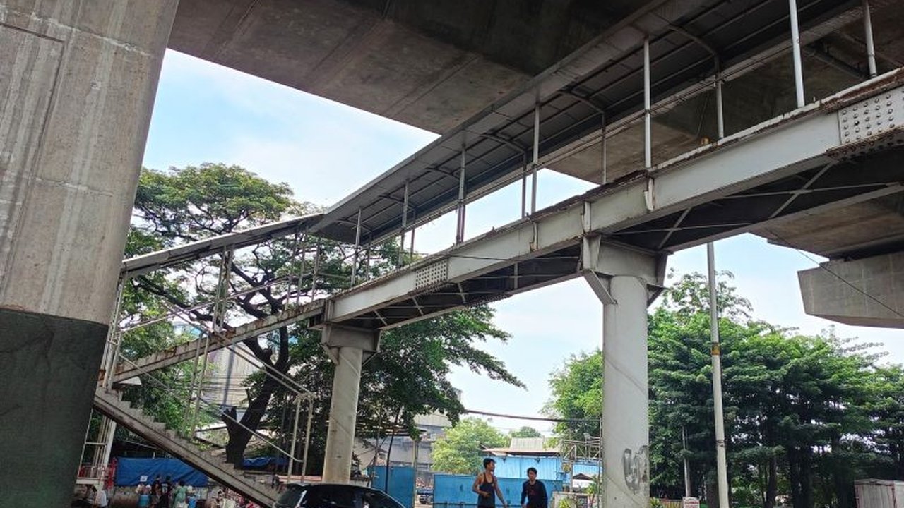 Jembatan Penyeberangan Orang (JPO) di Tipar Cakung, Jakarta Timur, dikeluhkan warga karena kondisinya yang rusak parah dan membahayakan, sementara halte di sekitarnya juga tak terawat.