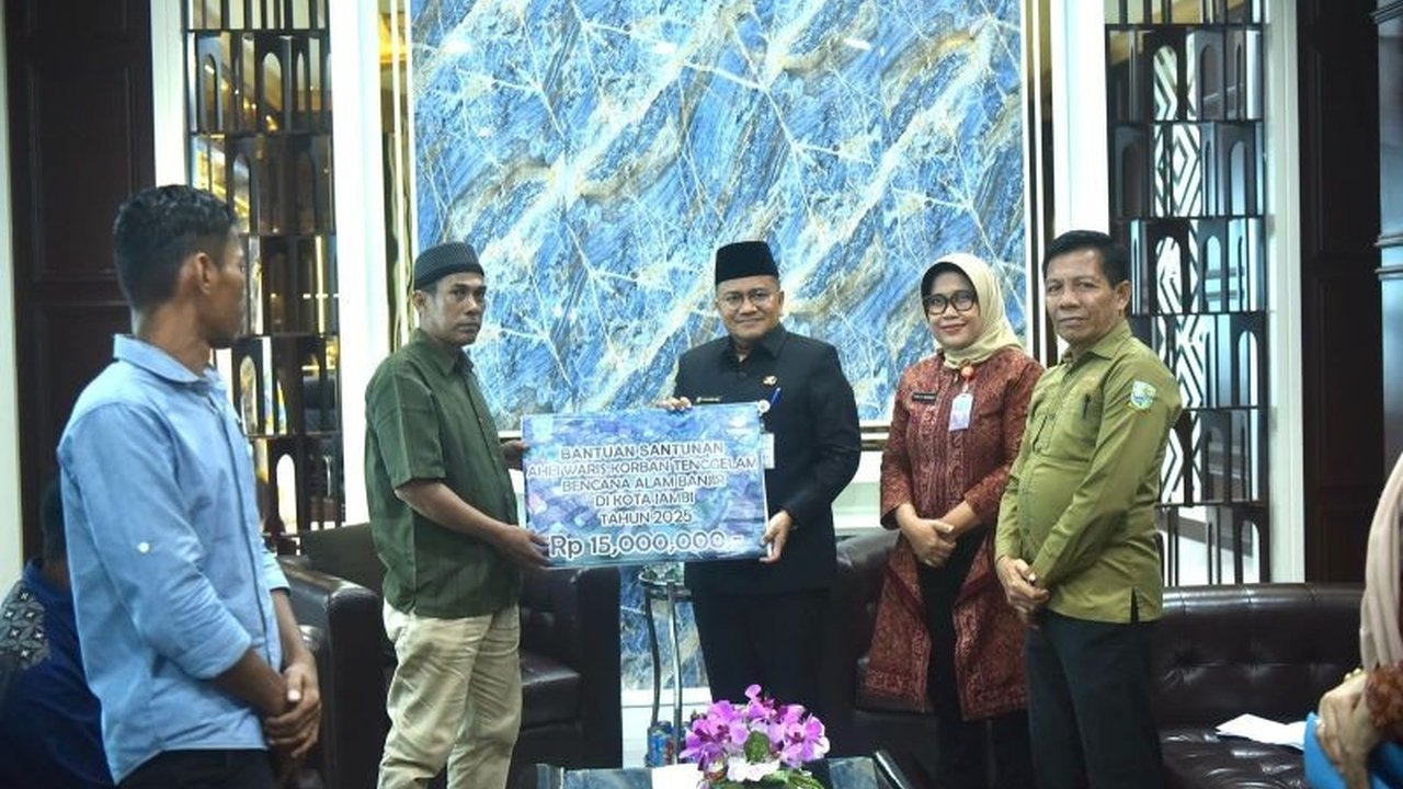 Kemensos menyalurkan bantuan uang duka senilai Rp15 juta kepada tiga keluarga korban tenggelam akibat banjir di Kota Jambi, sebagai bentuk kehadiran negara di tengah duka.