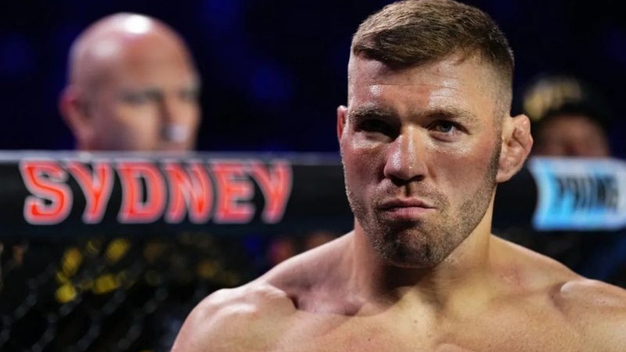 Juara UFC kelas menengah, Dricus du Plessis, membantah rumor cedera dan menegaskan kesiapannya mempertahankan gelar melawan Chimaev atau Borralho.