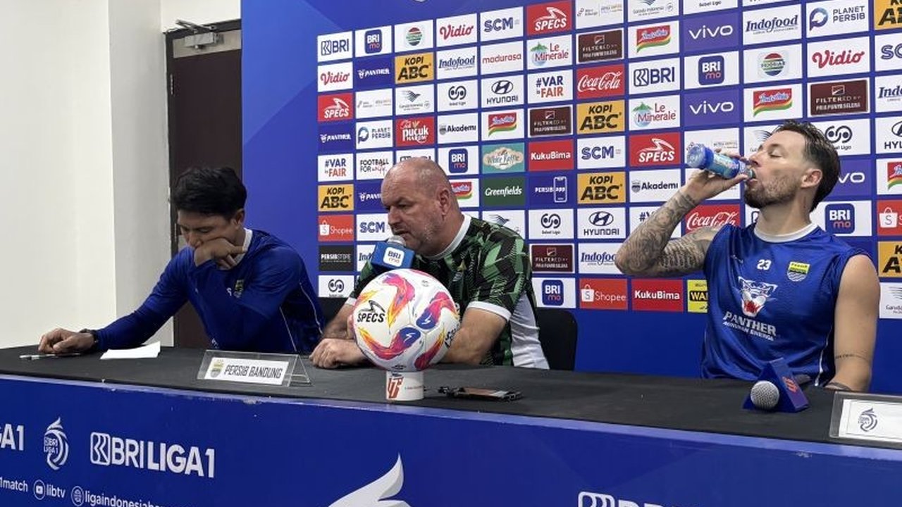 Pelatih Persib Bandung, Bojan Hodak, menilai laga melawan PSS Sleman akan menjadi tantangan berat bagi timnya meskipun PSS Sleman berada di posisi papan bawah klasemen sementara Liga 1 Indonesia musim 2024/2025.