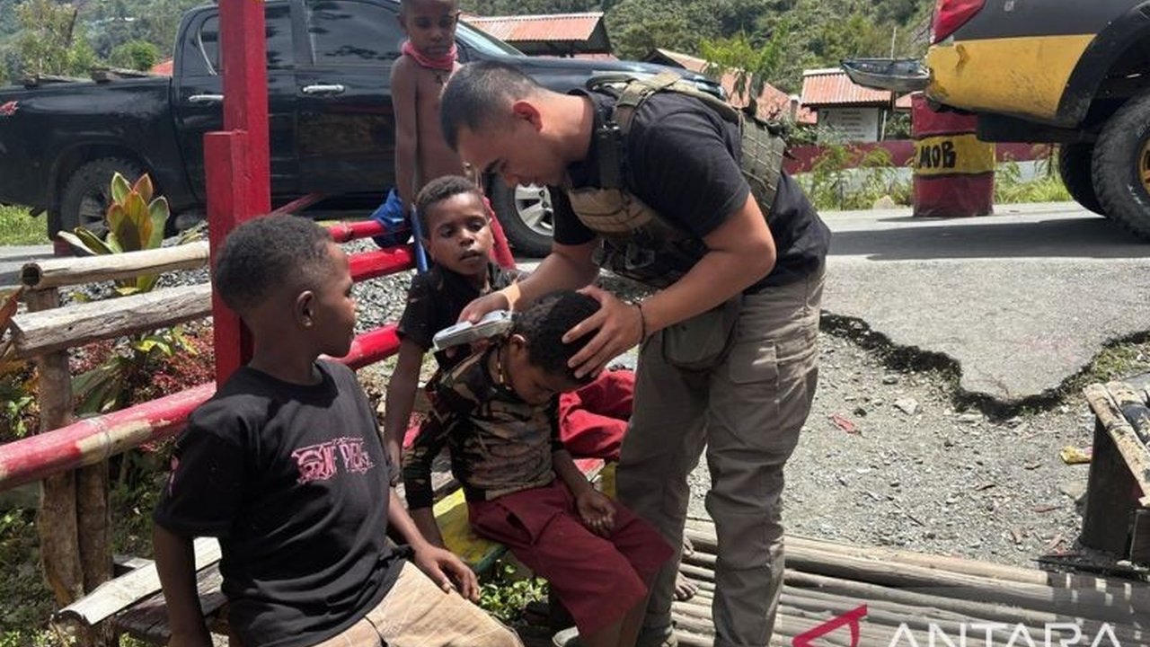 Satgas Damai Cartenz 2025 di Puncak Jaya, Papua Tengah, melakukan pendekatan sosial dengan memberikan layanan cukur rambut gratis bagi anak-anak, sebagai upaya mempererat hubungan TNI dengan masyarakat.
