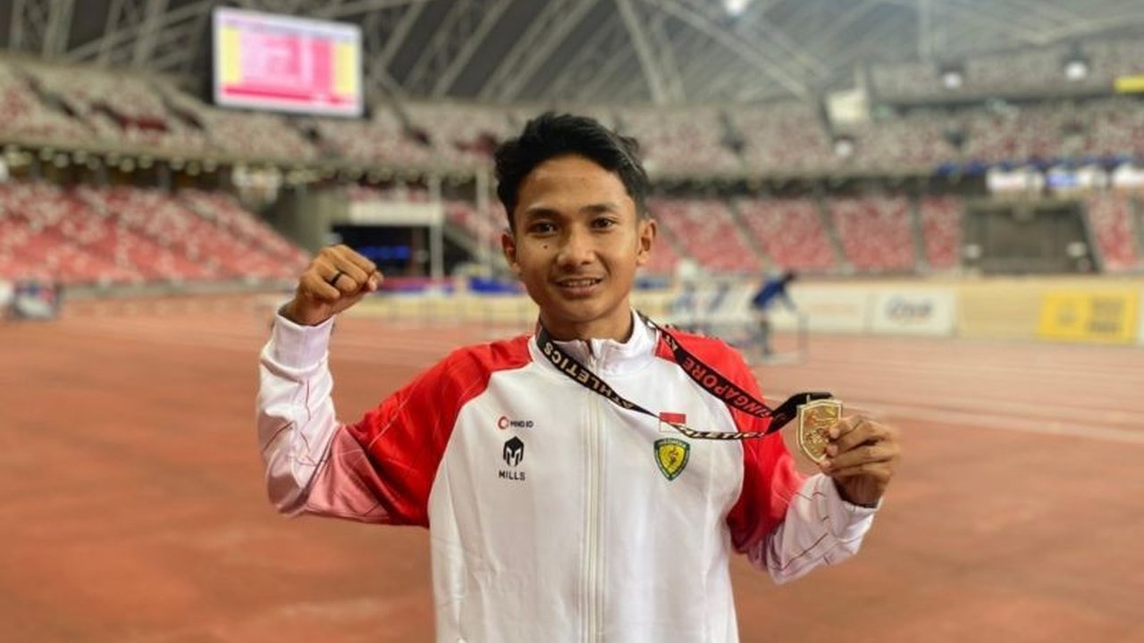 Pelari muda Indonesia, Yad Hapizudin, sukses meraih medali emas pada nomor 1.500 meter di Singapore Open 2025, menandai debut internasionalnya yang gemilang.