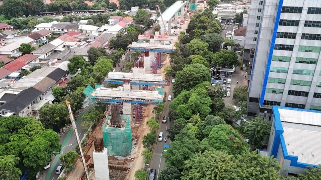 PT Jakarta Propertindo (Jakpro) ungkap tantangan pembangunan LRT Jakarta Fase 1B rute Velodrome-Manggarai, termasuk cuaca dan lalu lintas yang mempengaruhi progres 51,34 persen hingga April 2025.