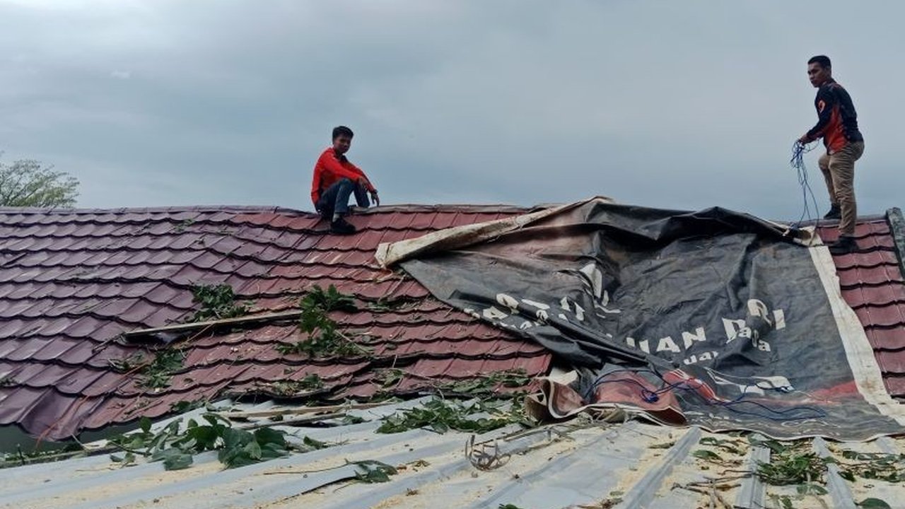 Pohon Tumbang Timpa Rumah Warga di OKU, BPBD Lakukan Evakuasi