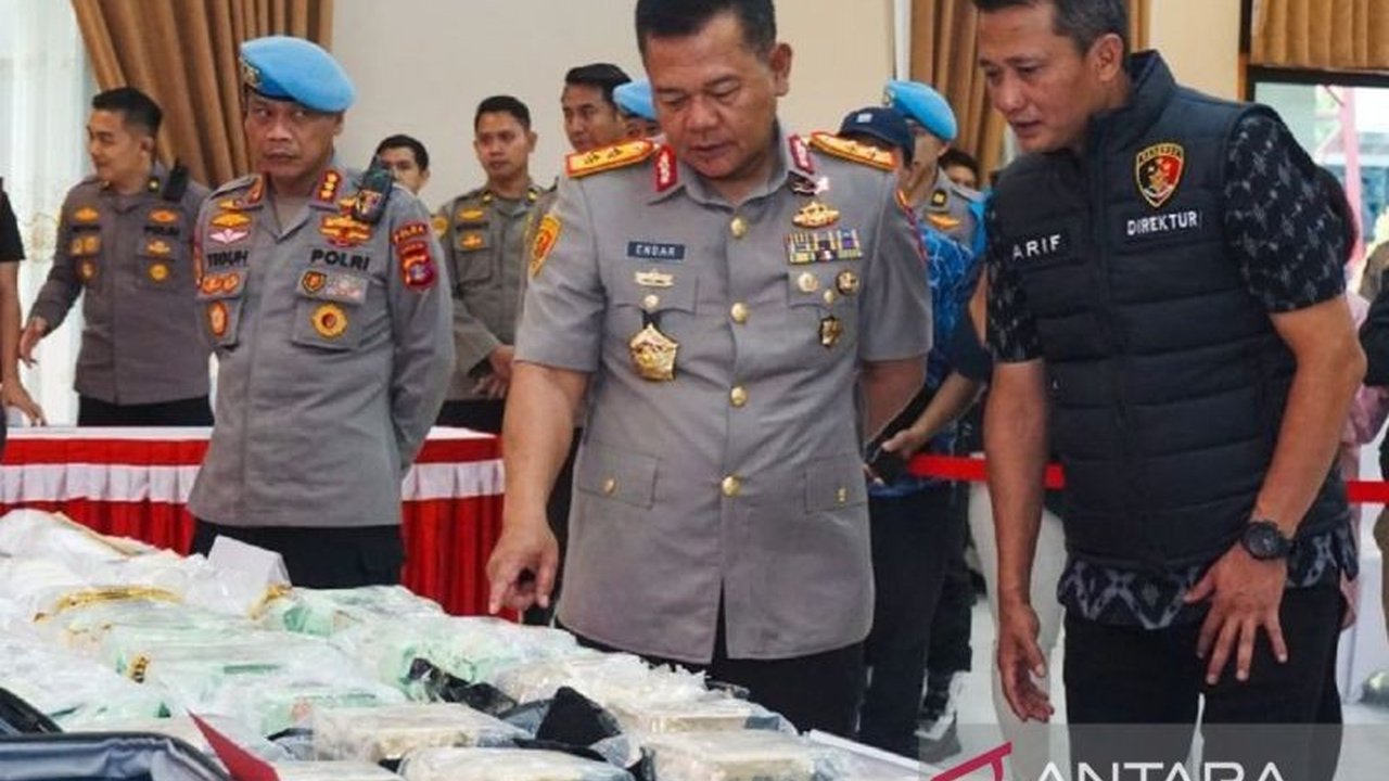 Polda Kaltim berhasil menggagalkan penyelundupan 33 kg sabu asal Malaysia dan menangkap tiga pelaku yang tergiur upah Rp200 juta per orang.