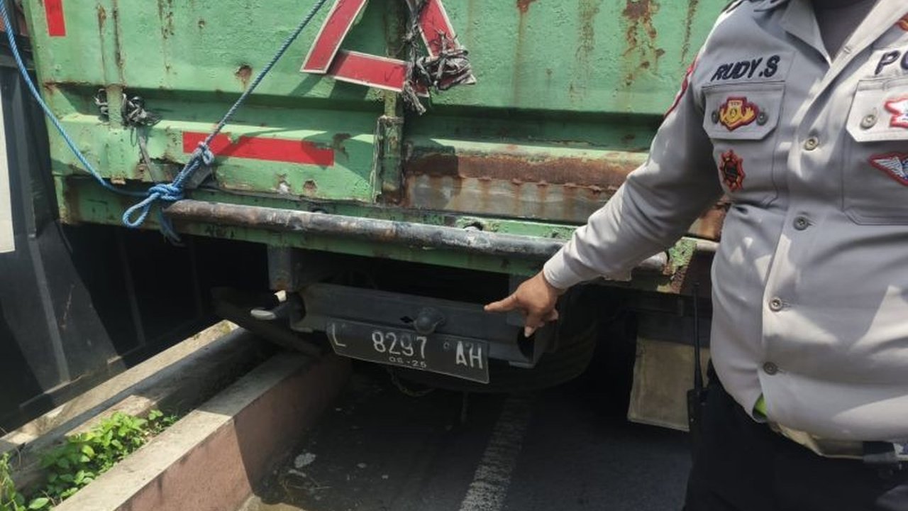 Kecelakaan maut di Jalan MT Haryono, Kota Malang, menewaskan seorang balita setelah sebuah truk yang tak kuat menanjak menabrak sepeda motor yang ditumpanginya.