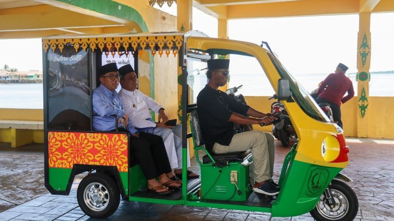 Mendikbudristek, Brian Yuliarto, mengunjungi Pulau Penyengat, Kepri, tempat lahir Bahasa Indonesia, dan mengapresiasi upaya pelestarian sejarah dan budaya setempat.