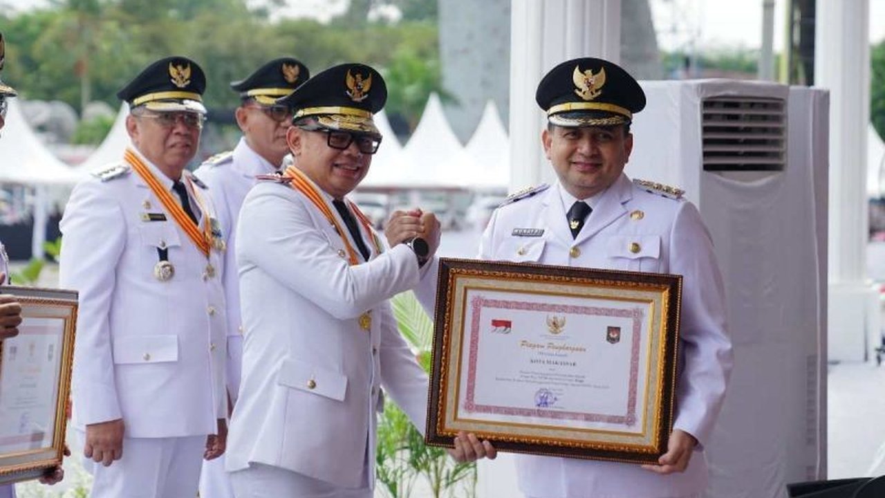 Pemkot Makassar kembali meraih penghargaan Penyelenggaraan Pemerintahan Daerah (PPD) dengan kinerja tinggi, mendorong peningkatan pelayanan publik untuk pembangunan kota.