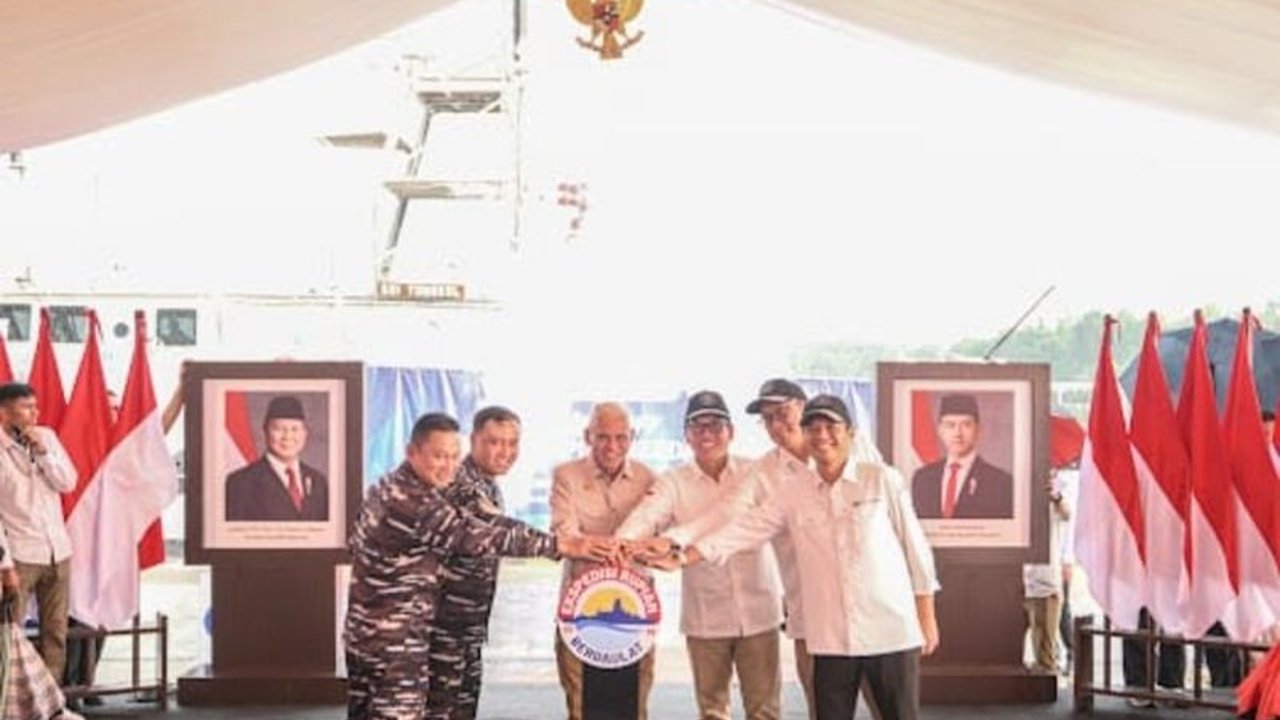 Bank Indonesia dan TNI AL berkolaborasi dalam Ekspedisi Rupiah Berdaulat 2025 untuk memperkuat kedaulatan Rupiah di pulau-pulau tertinggal, terdepan, dan terluar di Sulawesi Tenggara, menghadapi tantangan geografis dan edukasi masyarakat.