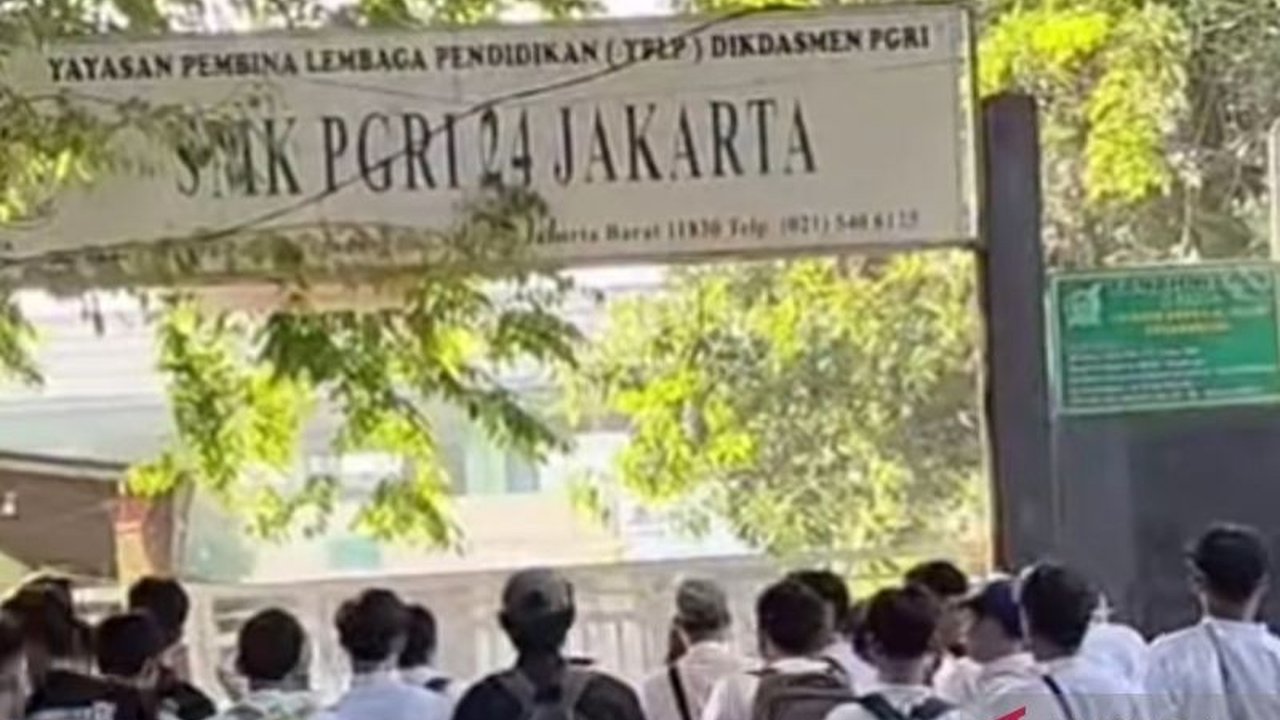 Gerbang SMK PGRI 24 Kalideres digembok ahli waris, siswa sempat tertahan, namun Sudindik Jakarta Barat telah melakukan mediasi dan masalah telah terselesaikan.