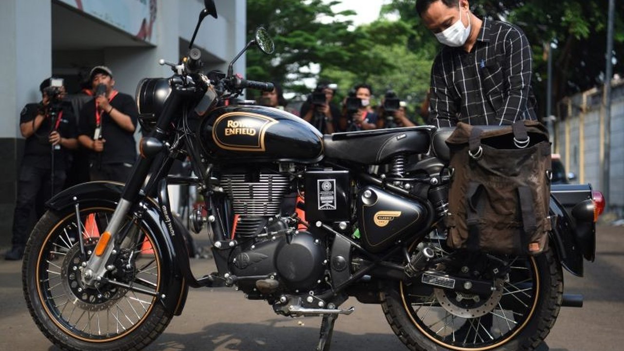 KPK menyita motor Royal Enfield Ridwan Kamil dalam kasus korupsi Bank BJB, namun data kepemilikan kendaraan tersebut terdaftar atas nama orang lain, bukan Ridwan Kamil.