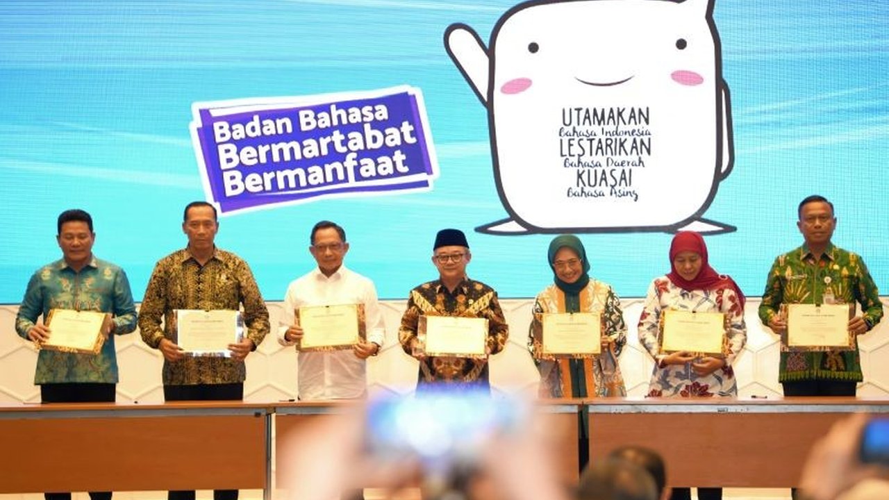 Menteri Dalam Negeri Tito Karnavian memberikan dukungan penuh terhadap penguatan penggunaan Bahasa Indonesia melalui implementasi Permendikdasmen Nomor 2 Tahun 2025, mendorong pemerintah daerah untuk membuat regulasi terkait.