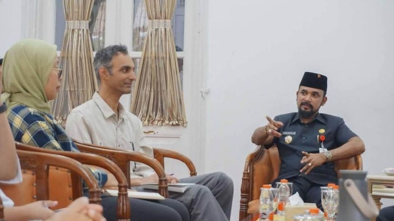 Pemkab Aceh Timur berkomitmen mendukung pembangunan ekonomi hijau melalui pelatihan kakao dan pemberdayaan petani sawit untuk menjaga kelestarian lingkungan dan meningkatkan perekonomian masyarakat.