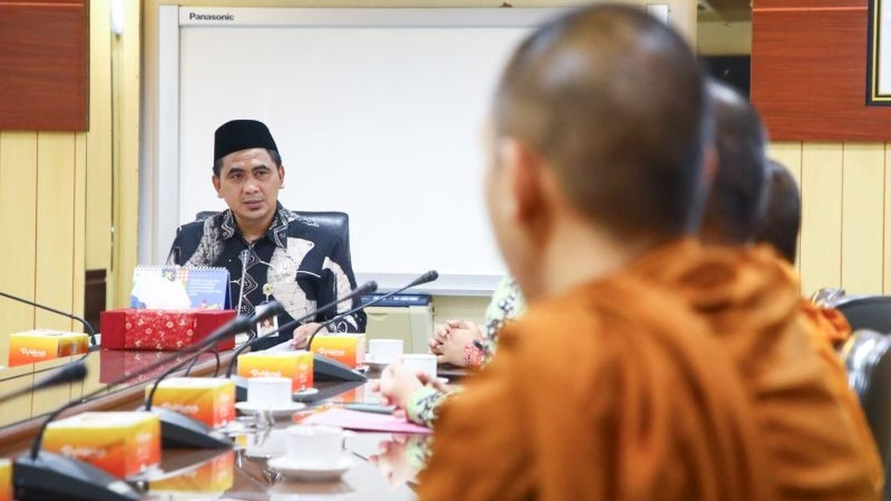 Pemerintah Jawa Tengah menyambut hangat kedatangan biksu Thudong dalam rangkaian peringatan Waisak 2025 di Borobudur, yang juga mencakup berbagai kegiatan bakti sosial.