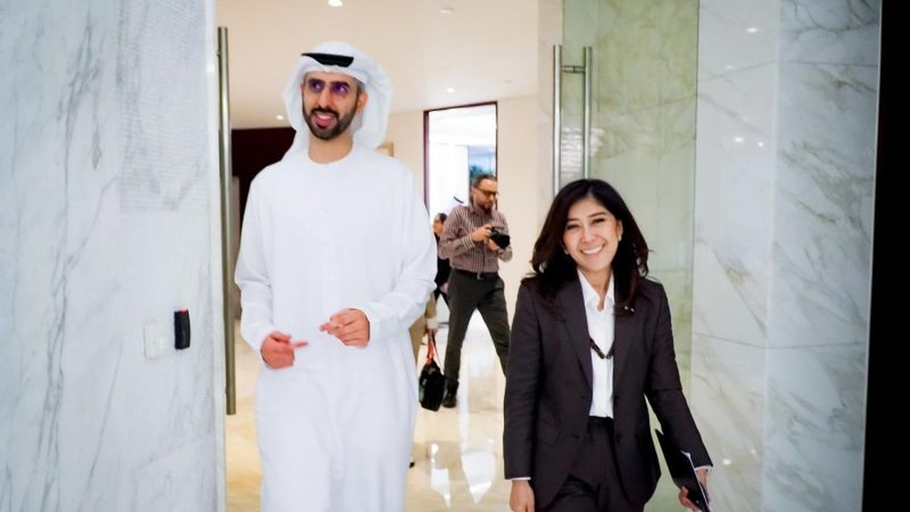 Menteri Kominfo RI dan Menteri AI Uni Emirat Arab bertemu di Dubai, membahas peluang kolaborasi peningkatan kapasitas SDM di bidang kecerdasan buatan untuk masa depan sektor digital global.