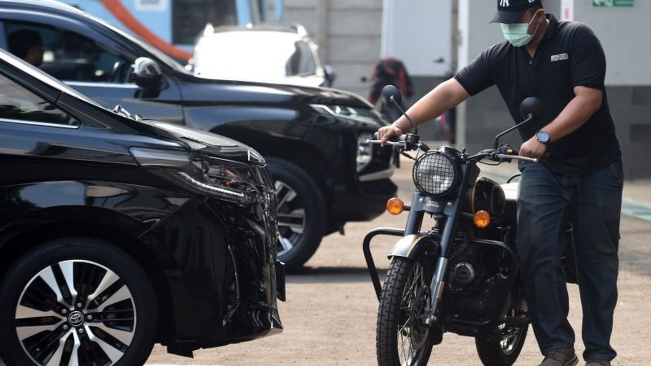 Komisi Pemberantasan Korupsi (KPK) menyita satu unit mobil dan motor milik Ridwan Kamil terkait penyidikan kasus dugaan korupsi pengadaan iklan di Bank BJB, dengan total kerugian negara diperkirakan mencapai Rp222 miliar.