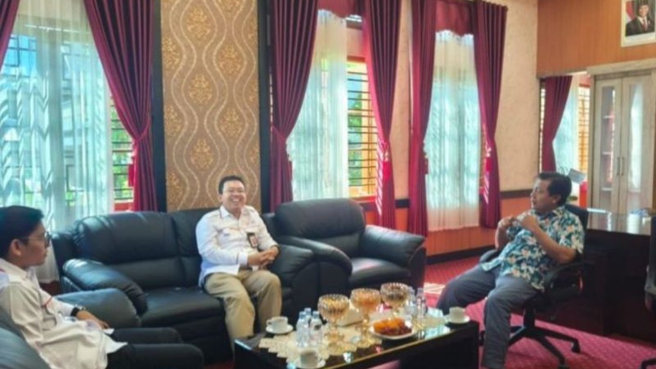 Otoritas Jasa Keuangan (OJK) berkomitmen mendukung penguatan Badan Usaha Milik Daerah (BUMD) dan peningkatan akses keuangan di Sumbawa Barat, NTB, guna mendorong kesejahteraan masyarakat.