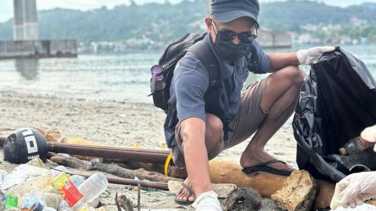 Komunitas lingkungan di Ambon berhasil mengumpulkan 1,1 ton sampah di Pantai Rumah Tiga dalam aksi kolaboratif memperingati Hari Bumi, mengajak masyarakat untuk bertanggung jawab menjaga kebersihan lingkungan.