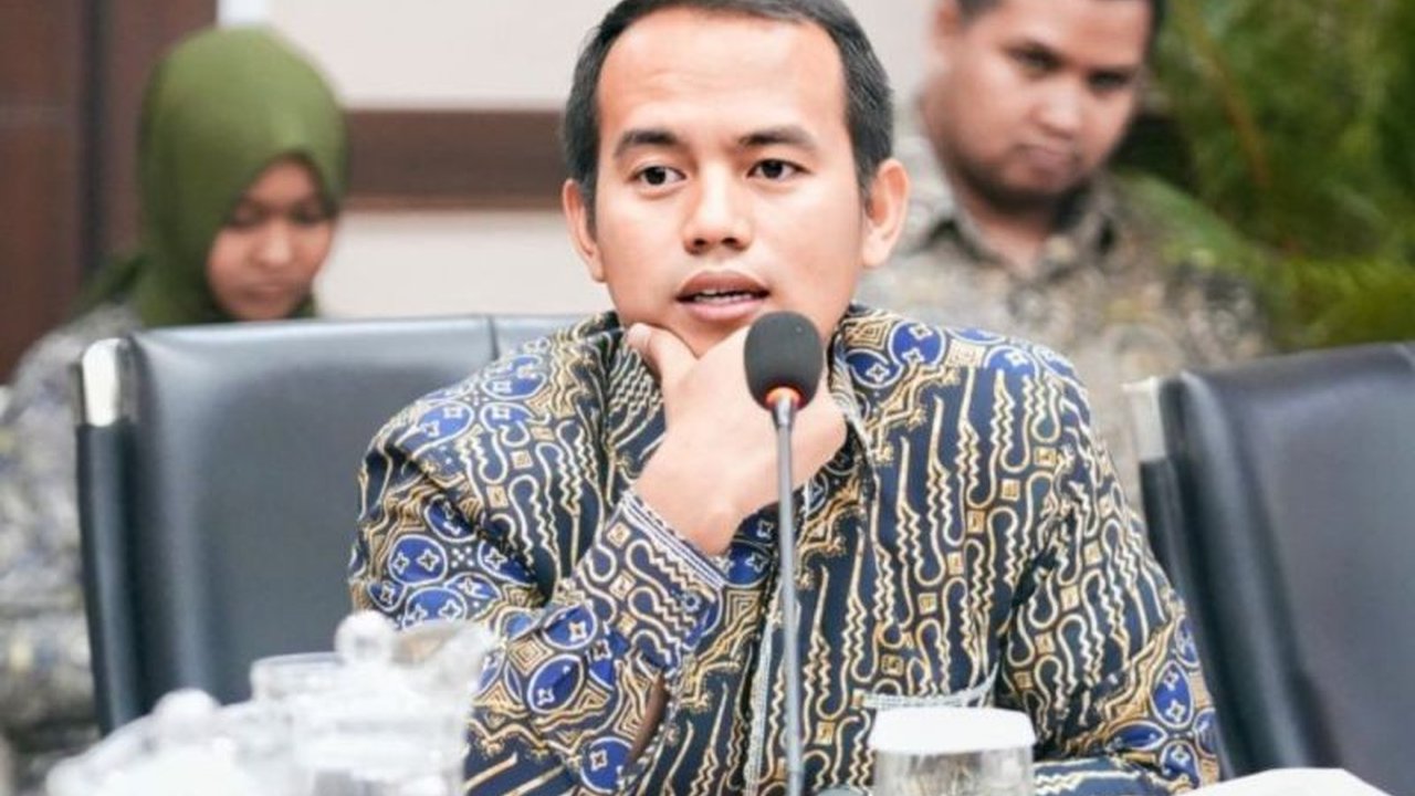 DPRD Jawa Timur mendesak Pemprov Jatim untuk menindak tegas perusahaan yang menahan ijazah karyawannya dengan pidana, sesuai Perda Nomor 8 Tahun 2016.