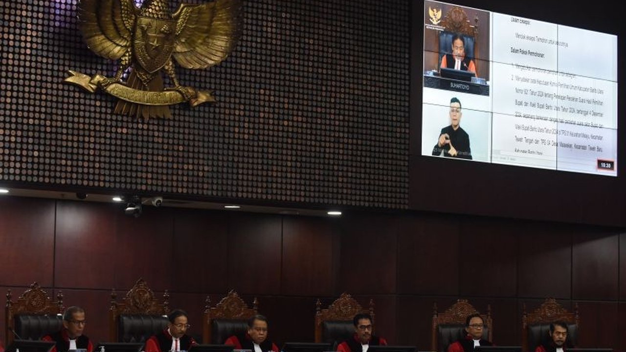 Mahkamah Konstitusi (MK) mempertanyakan munculnya dalil baru terkait syarat pendaftaran calon kepala daerah dalam dua sengketa Pilkada 2024 di Puncak Jaya dan Siak, yang baru muncul setelah rekapitulasi dan pemungutan suara ulang.