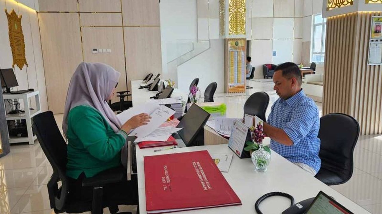 Kejari Aceh Barat serahkan berkas kasus korupsi pajak daerah senilai Rp523,6 juta ke Pengadilan Negeri Banda Aceh, dengan tersangka seorang bendahara yang diduga menggelapkan pajak untuk kepentingan pribadi.