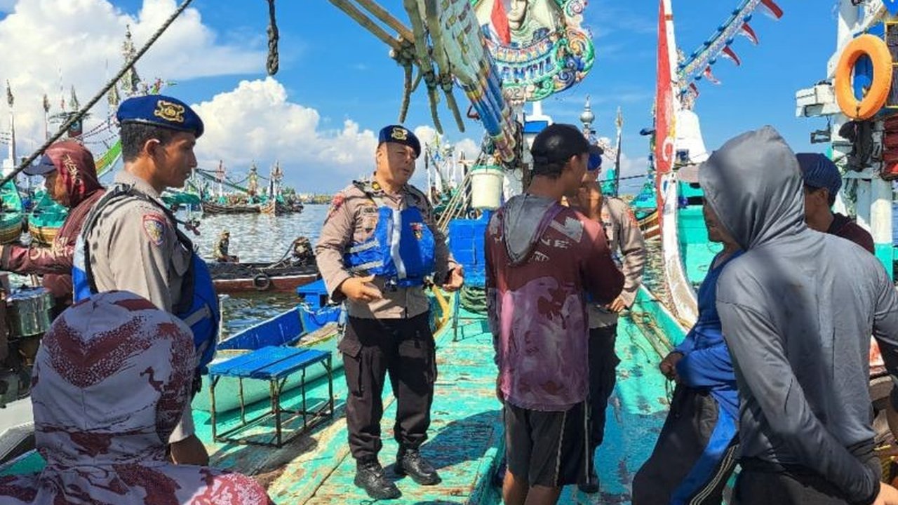 Polairud Polres Jembrana mengimbau nelayan untuk selalu waspada terhadap cuaca buruk dan memastikan kelengkapan alat keselamatan sebelum melaut demi keamanan.