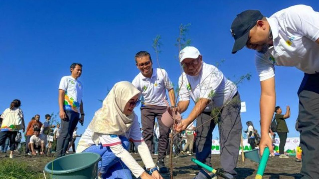 PLN NTB, bersama Srikandi PLN, merayakan Hari Kesiapsiagaan Bencana Nasional dengan penanaman pohon di Pantai Loang Baloq, simbolisasi semangat Kartini dalam pelestarian lingkungan dan mitigasi bencana.