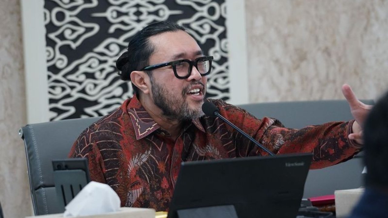 Wakil Ketua DPRD Jabar Ono Surono mengkritik penghapusan dana hibah pesantren oleh Gubernur Jabar, menilai kebijakan tersebut mengabaikan aspirasi publik dan mencederai semangat kolaborasi.