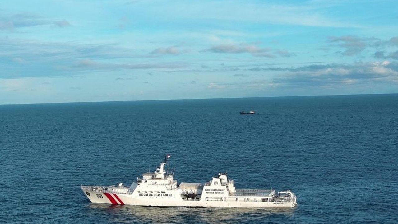 Badan Keamanan Laut (Bakamla) berhasil menangkap KM Doa Restu Ibu Jaya yang menyelundupkan sekitar 30 ton pasir timah di perairan Lingga, Kepulauan Riau; kapal tersebut kini dibawa ke Batam untuk proses hukum lebih lanjut.