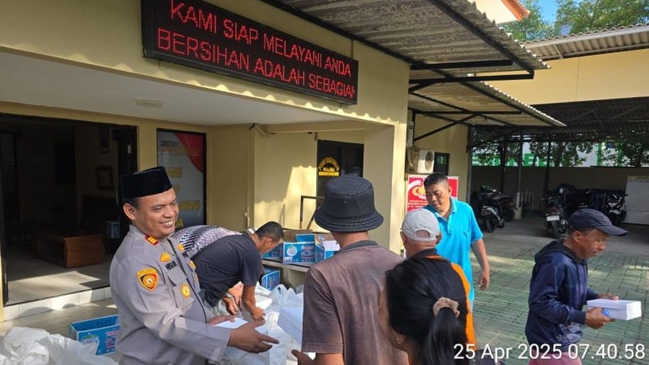 Polisi Bagi Ratusan Paket Makanan untuk Warga Pelabuhan Muara Baru