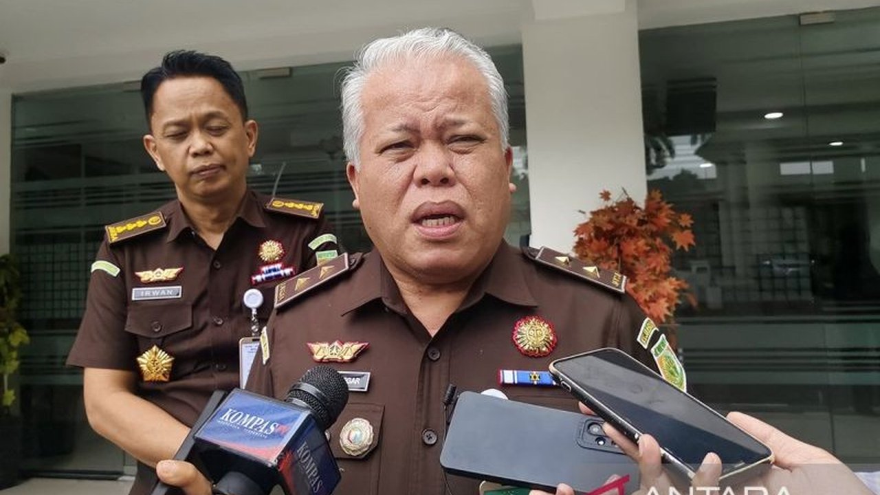 Kejaksaan Agung mengubah status penahanan Tian Bahtiar, tersangka kasus perintangan penyidikan, menjadi tahanan kota karena alasan kesehatan.