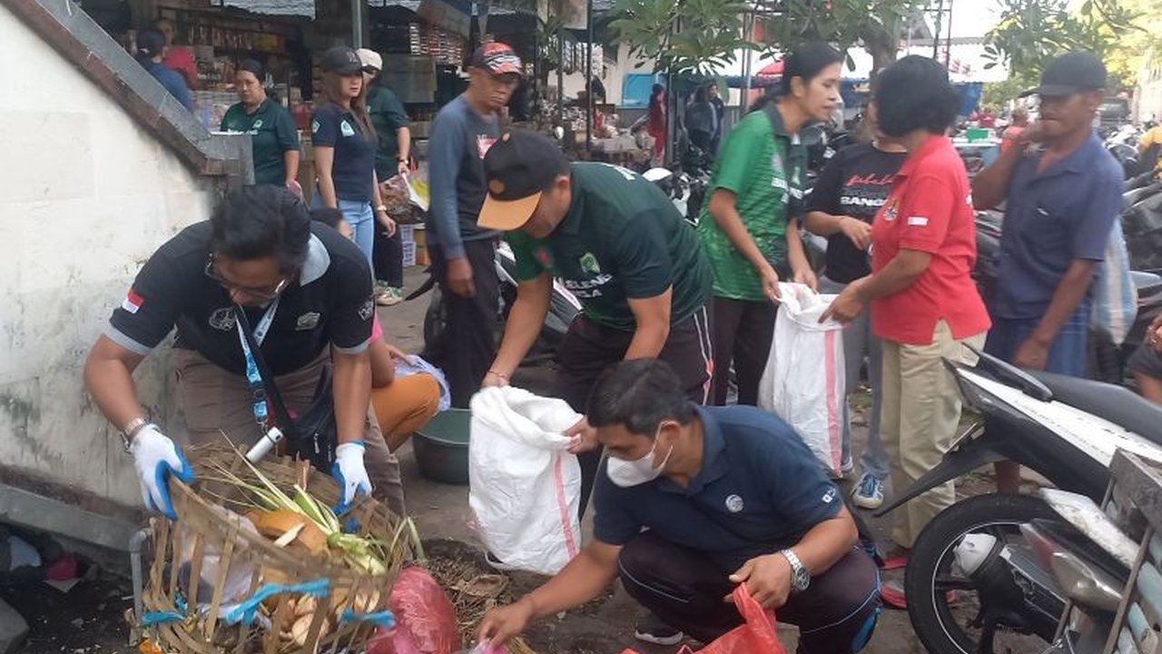 ASN Buleleng gotong royong membersihkan empat pasar tradisional pasca-Galungan dalam upaya mendukung Gerakan Bali Resik Sampah, mengatasi lonjakan sampah usai hari raya keagamaan.