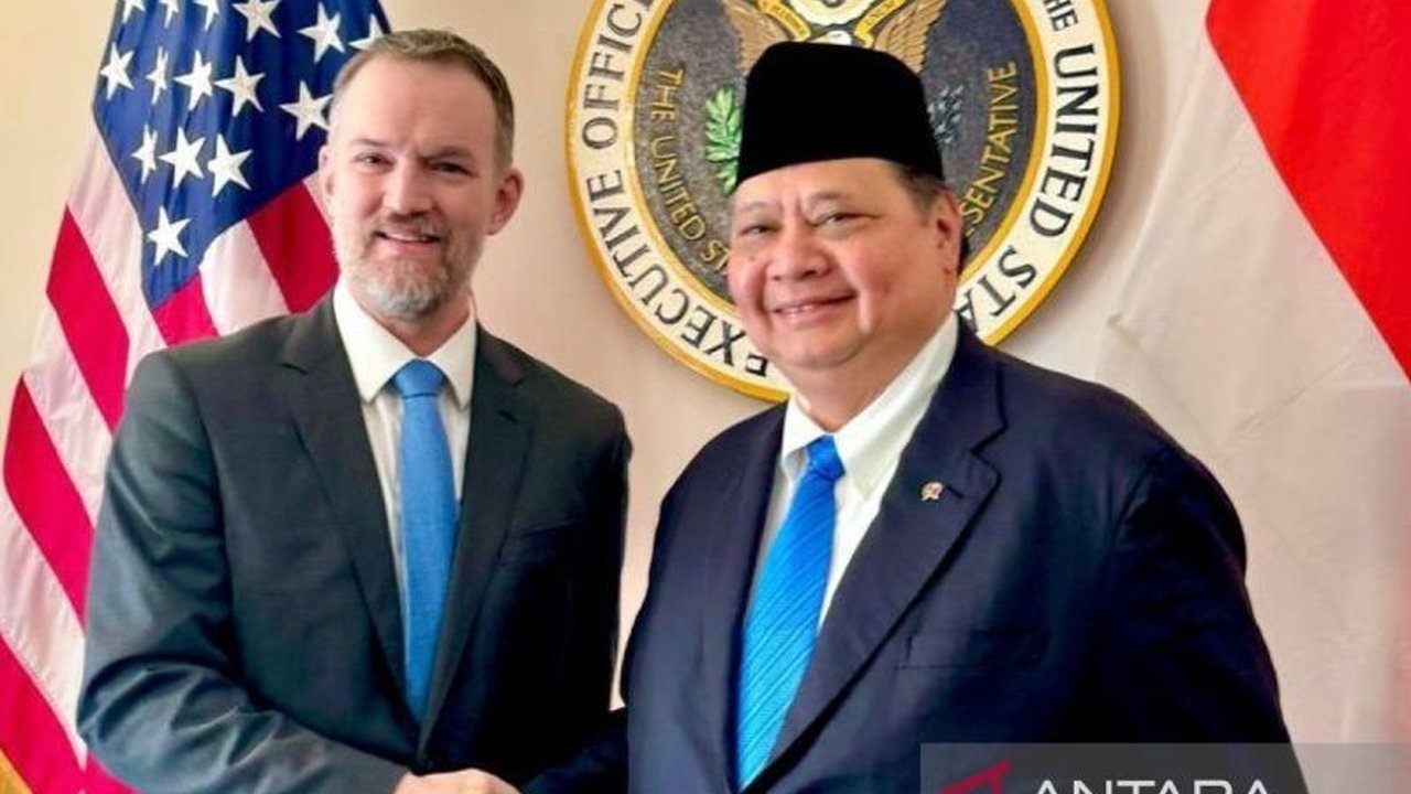 Menko Airlangga Hartarto mengumumkan strategi Indonesia untuk memperluas pasar ekspor ke negara-negara BRICS dan CPTPP sebagai respons atas kebijakan tarif AS, serta upaya percepatan negosiasi IEU-CEPA dengan Uni Eropa.