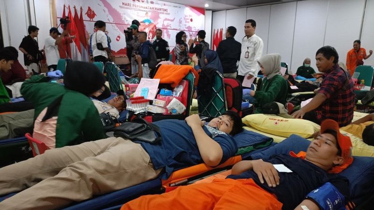 Ribuan warga Jakarta Timur antusias berpartisipasi dalam donor darah massal dalam rangka memperingati Hari Kartini 2025, menunjukkan semangat kemanusiaan dan kepedulian sosial.