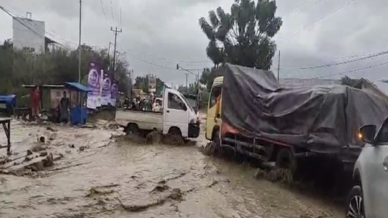 Hujan lebat mengguyur Kota Palu pada Jumat sore menyebabkan banjir di beberapa wilayah, termasuk Kelurahan Tondo dan sekitarnya, serta mengakibatkan pohon tumbang di sejumlah titik.