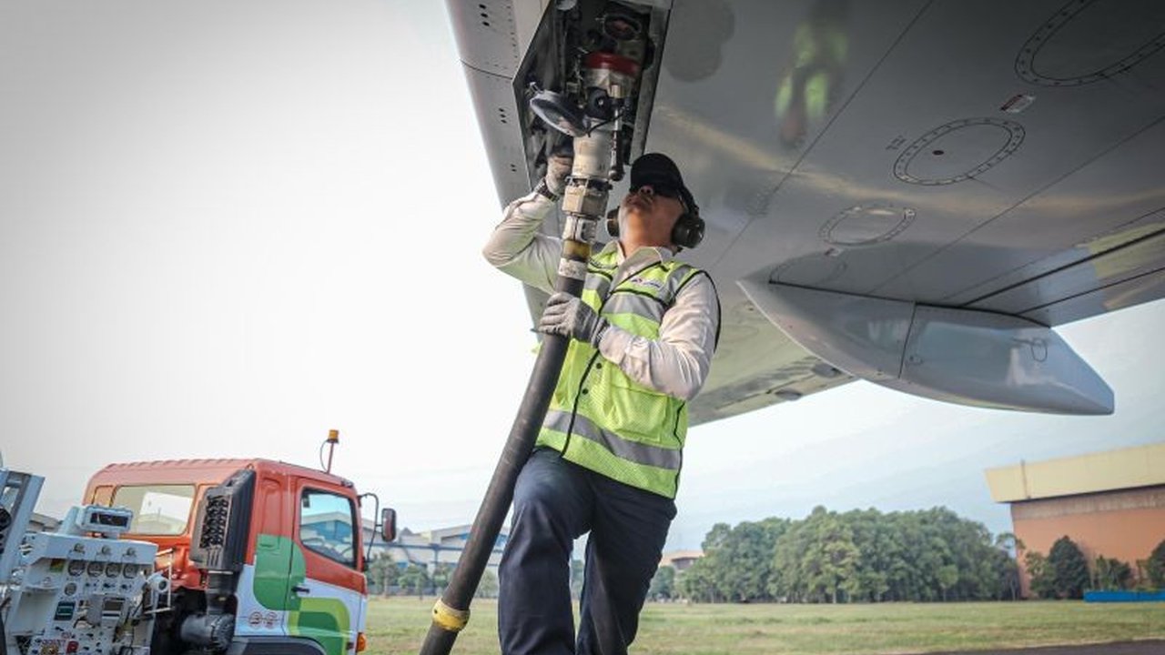 PT Pertamina Patra Niaga memastikan kesiapan pasokan avtur hingga 95.700 kiloliter untuk penerbangan haji 2025 di 13 bandara embarkasi, menjamin kelancaran ibadah jemaah.